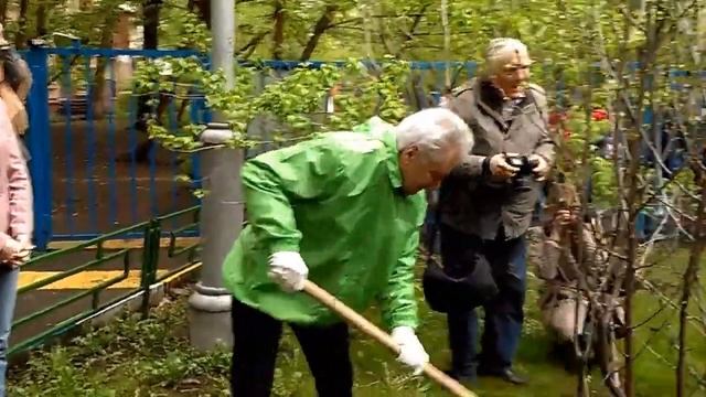 Посадка деревьев в Романовской школе 1 VID 20170516 142905 смотреть онлайн