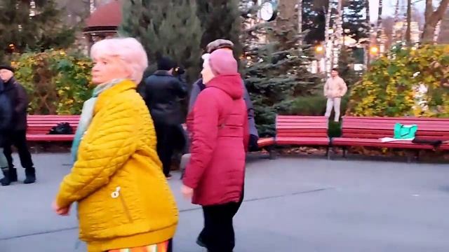 НАЛЕЙТЕ ШАМПАНСКОГО, Я ВЫПЬЮ ДО ДНА!???/ТАНЦЫ В ПАРКЕ ГОРЬКОГО ХАРЬКОВ НОЯБРЬ 2021 смотреть онлайн