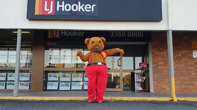 The Git Up Challenge dance done by the LJ Hooker Bear at LJ Hooker Browns Plains QLD смотреть онлайн