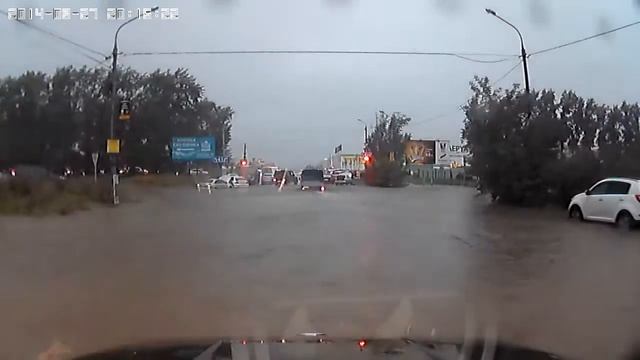 Потоп в Красноярске на 78 добровольческой в августе 2014 года. Cars in water in august 2014 смотреть онлайн