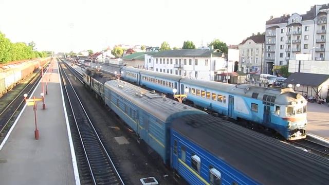 Прибытие поезда 607/608 "Львов - Черновцы", станция Ивано-Франковск смотреть онлайн