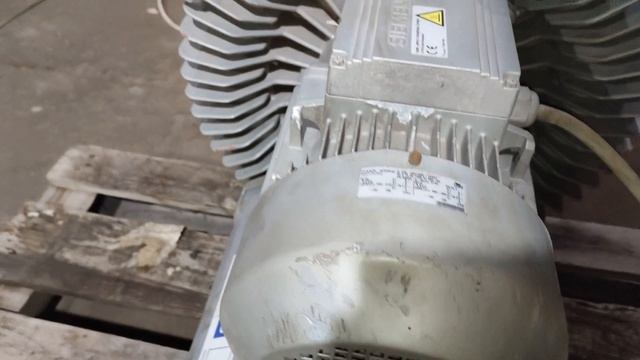 Купили немца. Прямиком из Германии! Фирма BOSCH Вихревая воздуходувка Emo Rietschle 2BH1 900-7AH07. смотреть онлайн