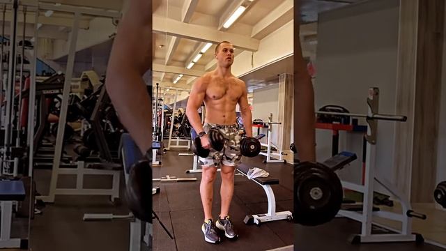 Молотки стоя с гантелями смотреть онлайн