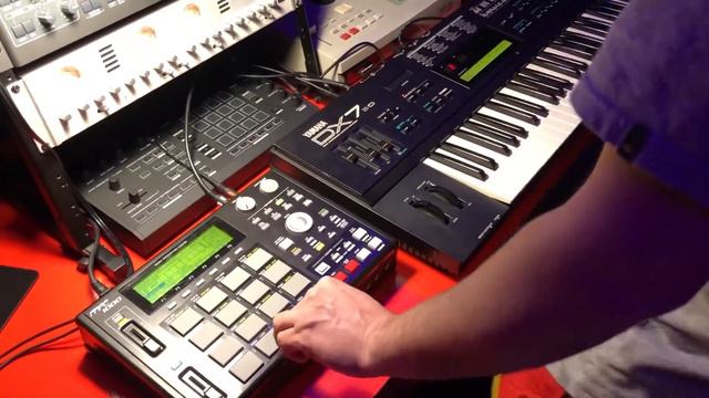 Deep techno improvisation (akai mpc 1000, yamaha dx7 2d) смотреть онлайн