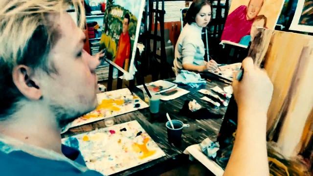 Фотограф рисует картину маслом впервые в жизни. Живопись получилась хорошая, но первый блин комом ) смотреть онлайн