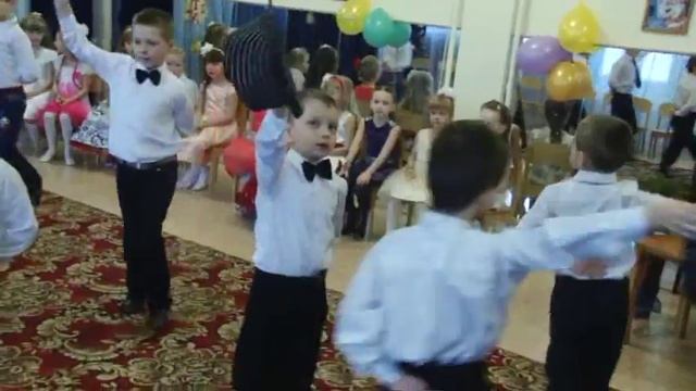 танец мальчиков со шляпами смотреть онлайн
