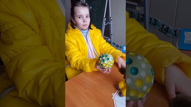 "Чей это мяч?" притяжательные местоимения от Катюши #ребенокучит #childsteaching #successvisionby смотреть онлайн