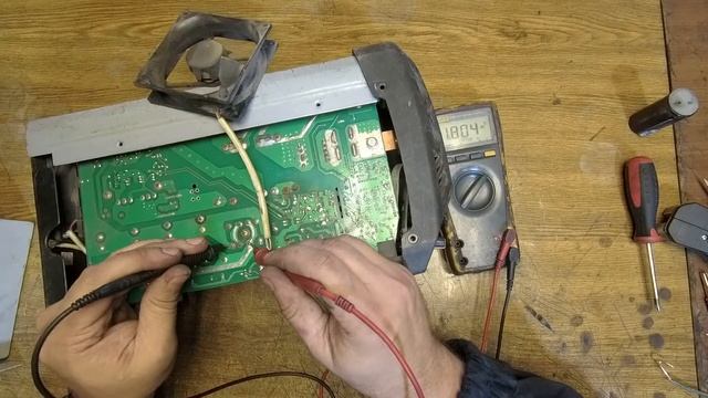 Сварочный аппарат РЕСАНТА загремел, задымил. Разбираемся в чем дело. смотреть онлайн