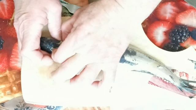 ТРИ ОШИБКИ, которые совершаем при разделывании селёдки! смотреть онлайн