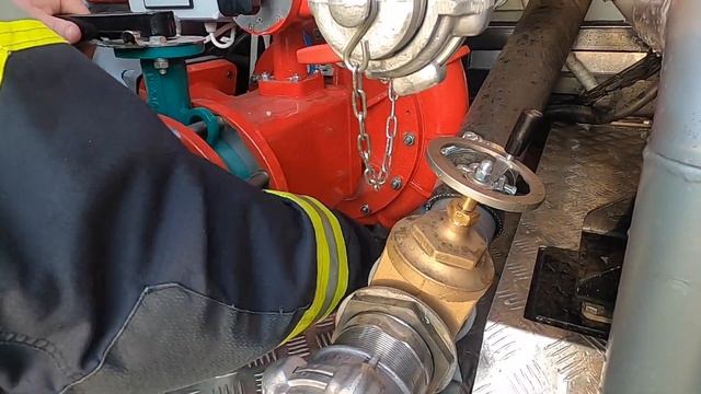 АЦ 5,0 40 1833 442F Забирання води з цистерни піноутворювача з пінобаку - подача піни ручним стволо смотреть онлайн