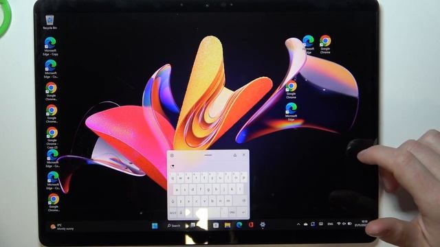 Microsoft Surface Pro X - How To Turn On Screen Keyboard смотреть онлайн