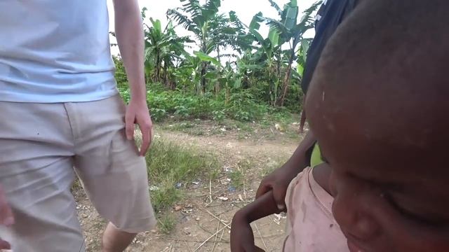 African Kid Sees White Guy, Thinks He's A Ghost (#51) смотреть онлайн