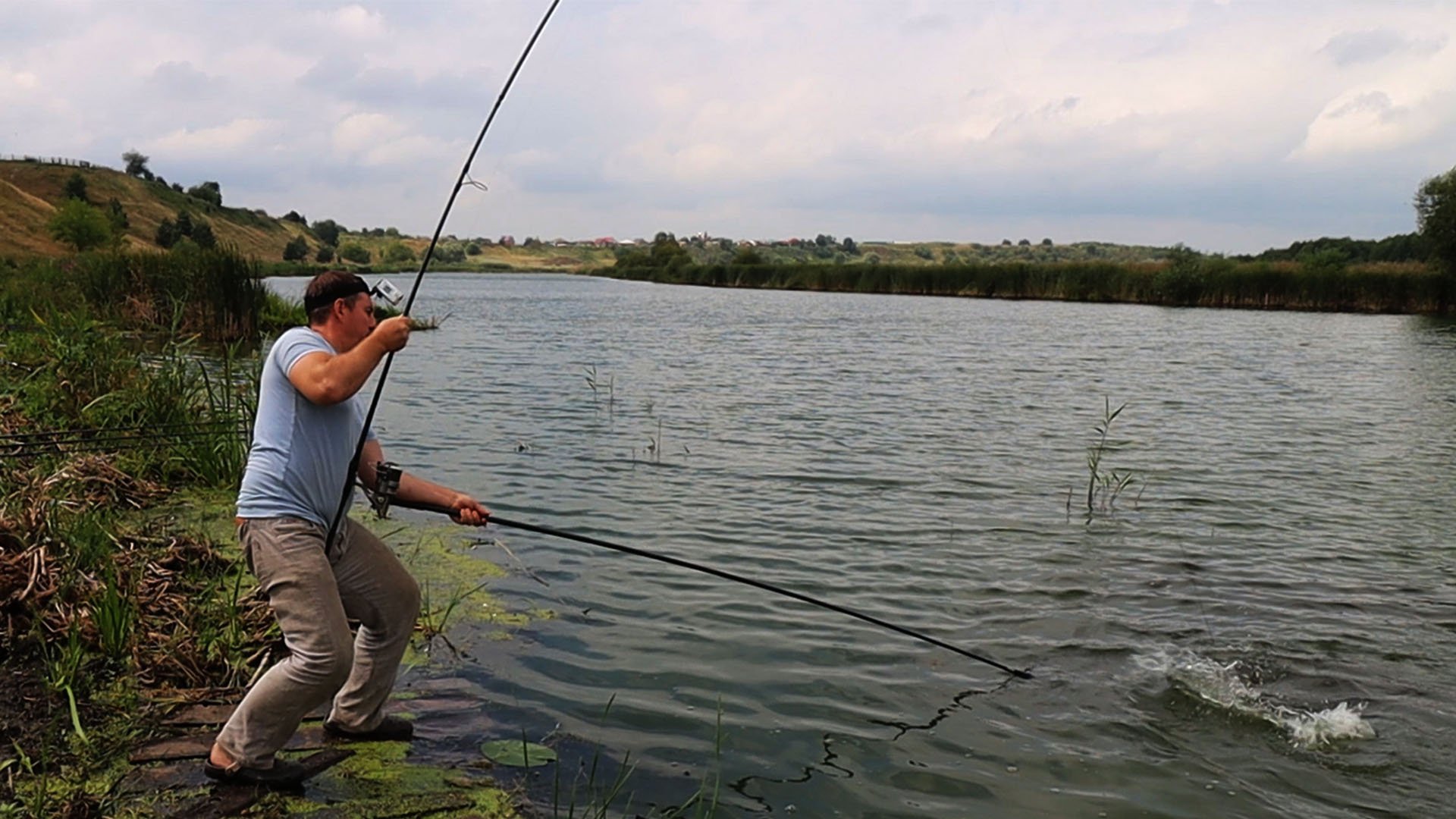 Летняя РЫБАЛКА на АМУРА с ночевкой! смотреть онлайн
