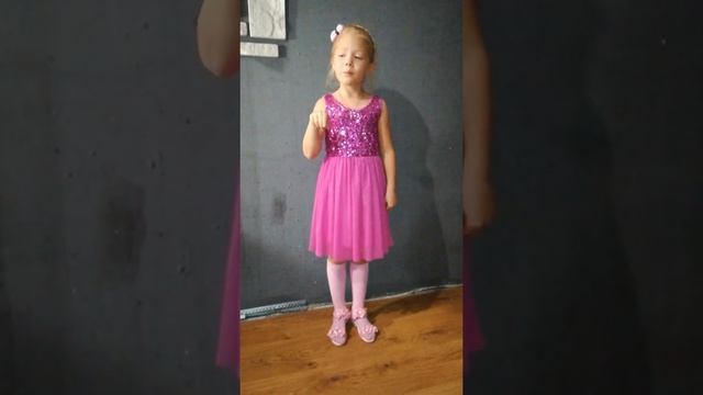 Автор папа Тимур Мадримов.  Пожарная безопасность. Кира читает в детском саду.