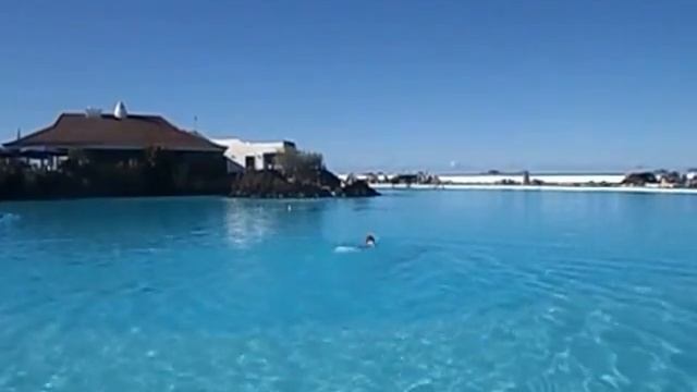 аквапарк с морской водой на берегу океана Лаго Мартианез смотреть онлайн