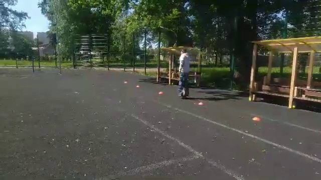 Моноколесо обучение - езда между конусами смотреть онлайн