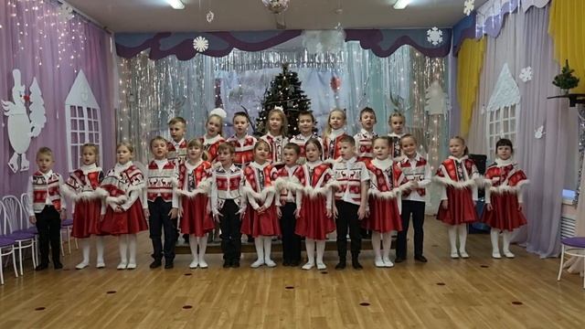 ПЕСНЯ "МАЛЕНЬКОЙ ЁЛОЧКЕ ХОЛОДНО ЗИМОЙ" смотреть онлайн