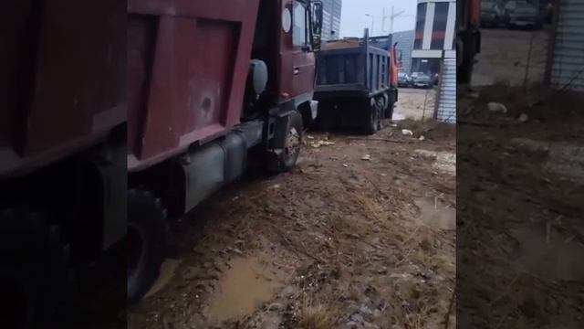 Татра самосвал провалилась на разгрузке! Tatra смотреть онлайн