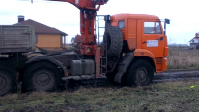 Камаз тягач + 20 т по грязи помогаем смотреть онлайн