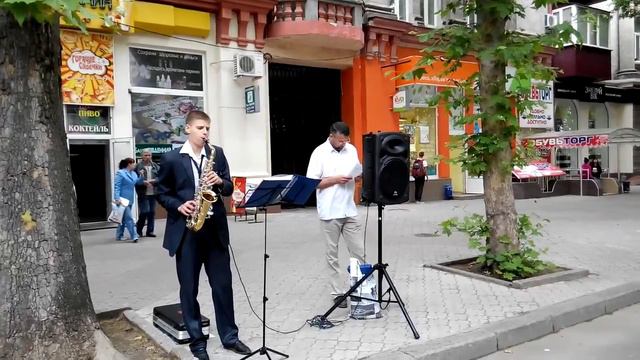 Музыкант саксофонист на Советской г.Николаев в Каштановом сквере смотреть онлайн