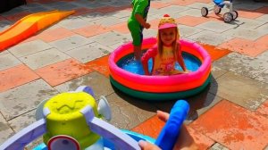 Эльвира и братик КУПИЛИ ИГРУШКИ И ИГРАЮТ НА ПЛОЩАДКЕ для детей