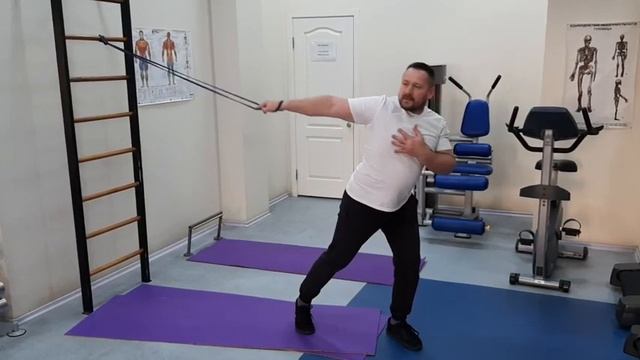 Поочередные ротации плеча, используякольцерую резинку. смотреть онлайн