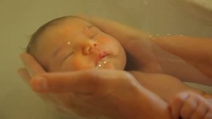 Франция.Медсестра купает новорожденных детей.