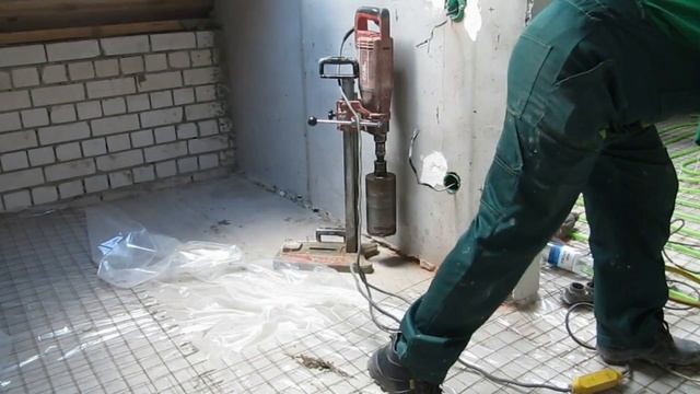 Практика №1. Бурим отверстия в бетоне для коммуникаций. Алмазная машина HILTI DD-100 смотреть онлайн