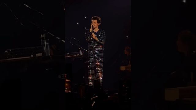 Harry styles at the Kia forum night 14 смотреть онлайн