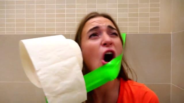 BAD BABY ПРАНК В ТУАЛЕТЕ! FUNNY BABY PRANK with Sticky tape - Nursery Rhyme song Learn Colors смотреть онлайн