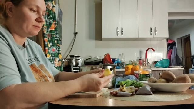 ФАРШИРУЮ?ГОЛОДНОЕ ДЕТСТВО?♀️ПЕКУ ?КАК ИЗ ДЕТСТВА? смотреть онлайн