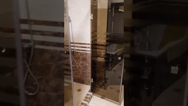 Душевая из бронзового стекла с матовыми полосами смотреть онлайн