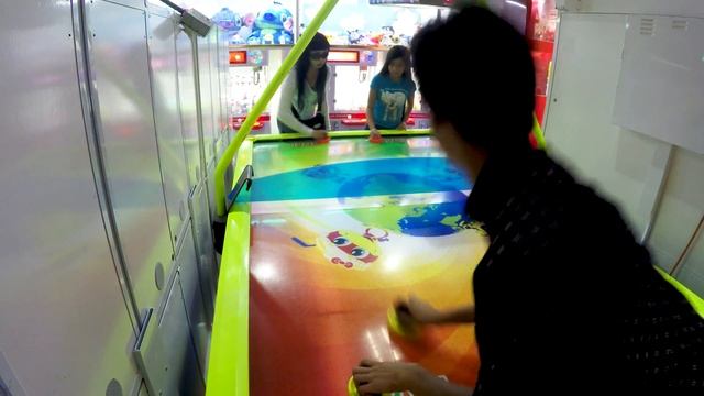 Arcade Game Air Hockey Gaming Challenge! смотреть онлайн