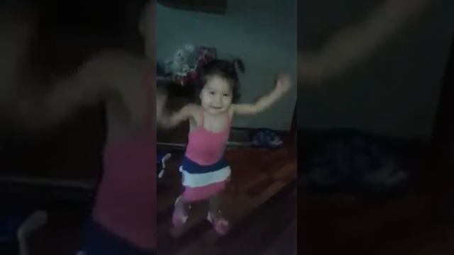 Дедушка зажигает с внучкой))) смотреть онлайн
