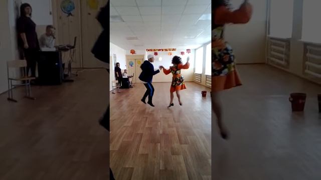 День учителя . Танец 11 класса. смотреть онлайн