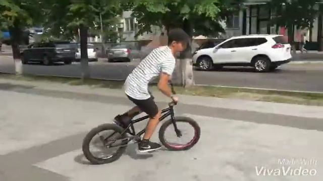 Первое видео Начинающего BMX-ера.Основные трюки на Bmx и самокате+монтаж. смотреть онлайн