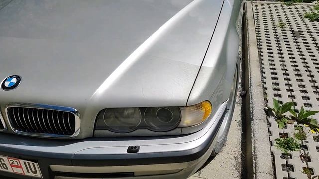 Брошенная BMW740il на границе с Грузией. Возможно, чья-то. Документы в машине грузинские. Печально( смотреть онлайн