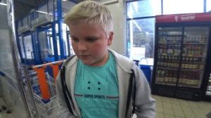 ЧТО КУПИТ ШКОЛЬНИК НА 500 РУБЛЕЙ!? Я  УДИВЛЕН !!!