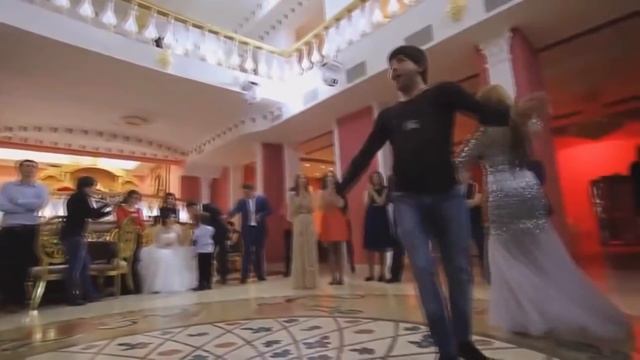 Лезгинка 2018. Чеченский здоровяк и хрупкая девушка танцуют лезгинку смотреть онлайн