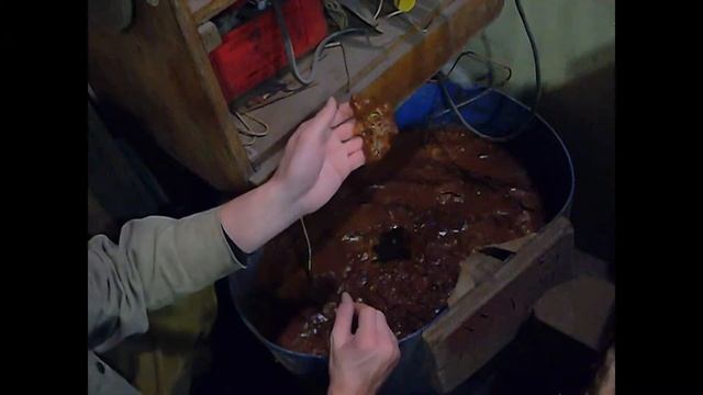 Чистка немецкой каски методом электролиза. Часть вторая. смотреть онлайн