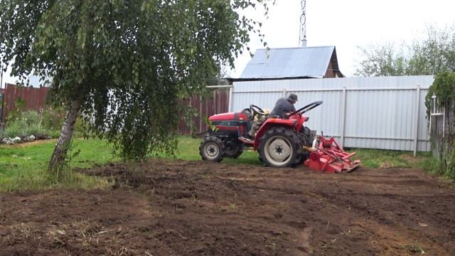 Начинаем делать газон своими руками на даче / Газон без опыта / Вспашка земли трактором смотреть онлайн