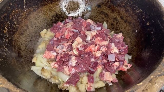 Ауылда ҚАРА ҚАЗАНда сиыр етінен былқылдап тұрған ҚУЫРДАҚ