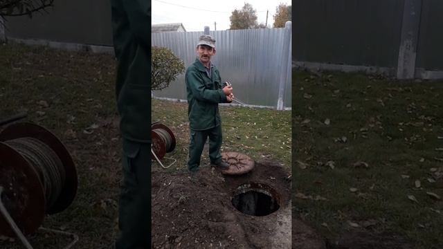 Мужик ловит рыбу в канализации смотреть онлайн