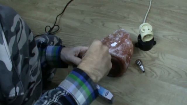 Соляная лампа из гималайской соли ЧТО ТАМ ВНУТРИ, замена лампочки смотреть онлайн
