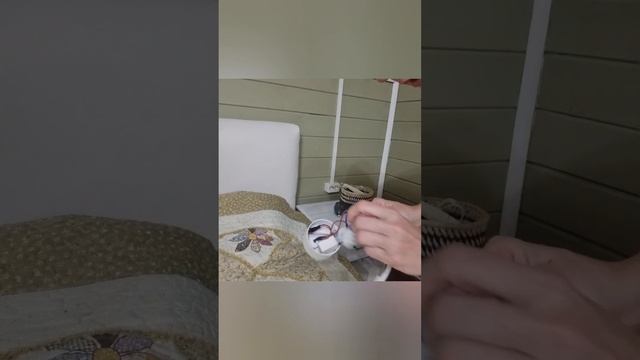 Вешает самостоятельно светильник на стену.