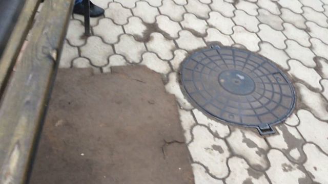 Провал грунта на тротуаре ( Набережная р Вятка смотреть онлайн
