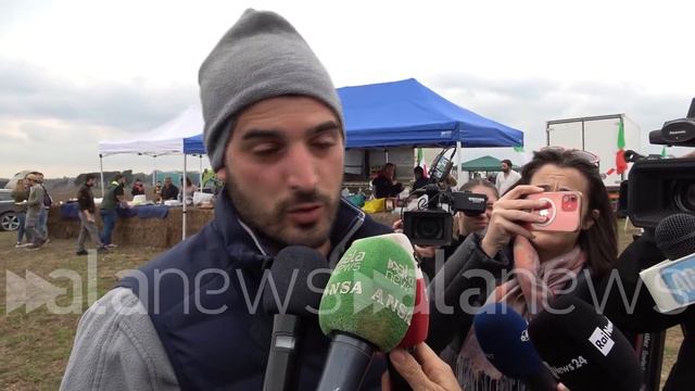 Agricoltori, il leader di Riscatto Agricolo: "Mille trattori dentro Roma se non ci date il GRA" смотреть онлайн