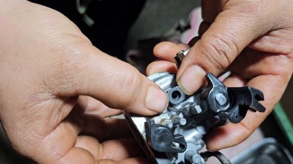 ? Genius Girl Repairs, Restores and Maintains Machines HONDA GX200 | Repair Girl