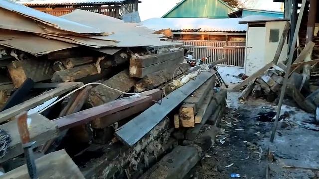 закончили разбор дома, огромное количество доски и бруса. смотреть онлайн