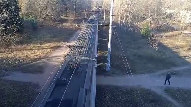 Вид с моста. На проезжающий электропоезд Эд4м 171.Город Сестрорецк. Дата съёмки 31.10.2022. смотреть онлайн